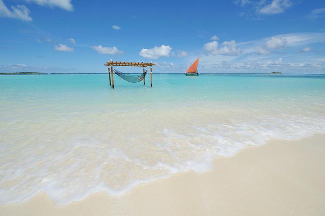 ayada_maldives_beach_water_hammock_2